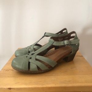 Sage green Rockport heels - size 8